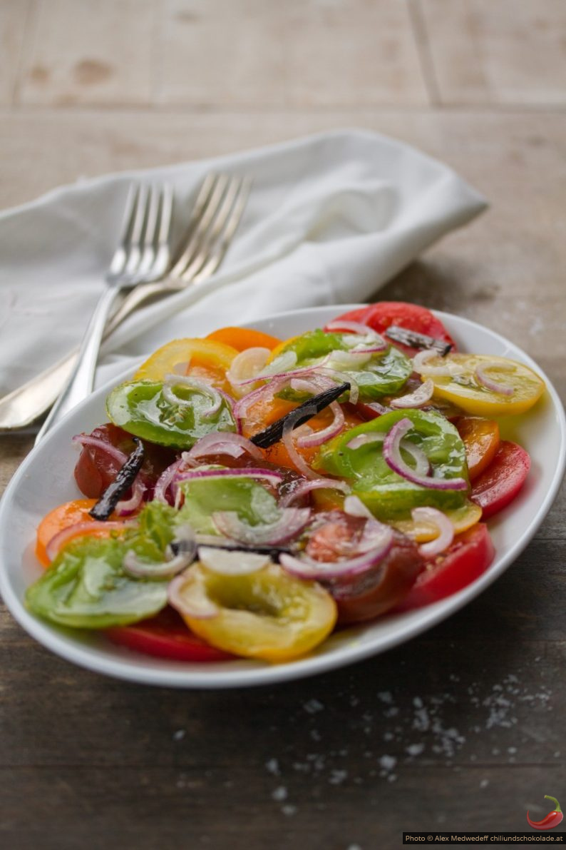 Bunter Tomatensalat mit Vanille – Chili & Schokoloade Bunter Tomatensalat mit Vanille – Chili & Schokoloade