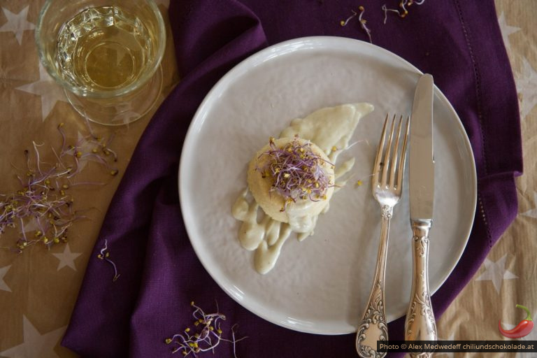 Karfiolflan mit Blauschimmelkäsesauce