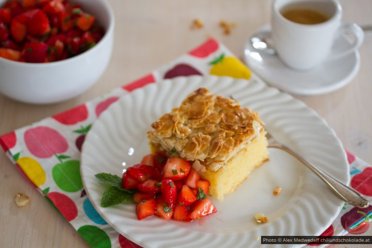 Bienenstich mit Erdbeeren