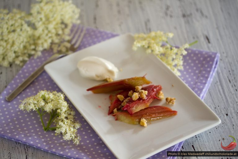 Gebackener Rhabarber mit Hollerjoghurt und karamellisierten Walnüssen