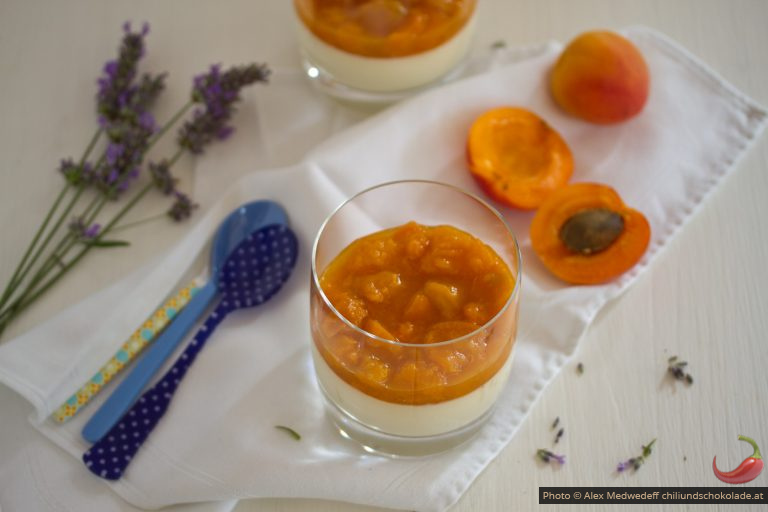 Pannacotta mit Lavendel und Marillenkompott