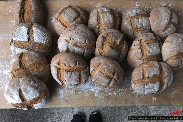 Brot aus dem alten Holzbackofen