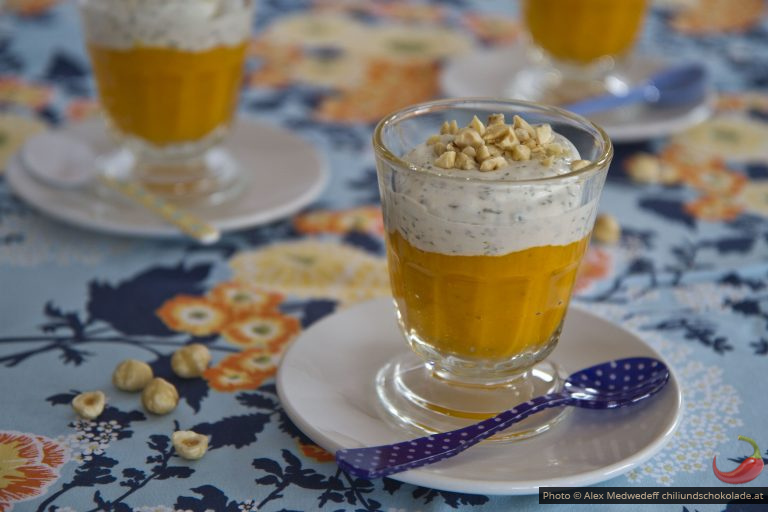Karottencappuccino mit Kokoshäubchen