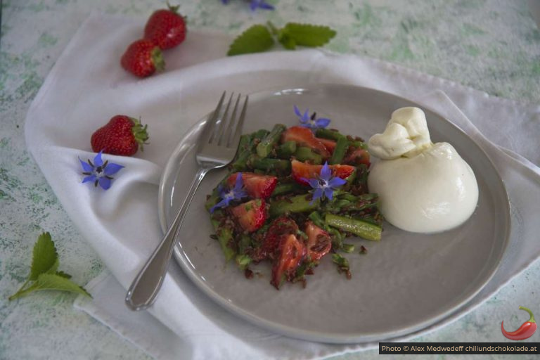 Spargelsalat mit Erdbeeren und Burrata