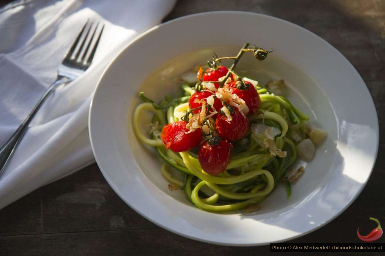 Zucchininudeln mit gebackenen Tomaten