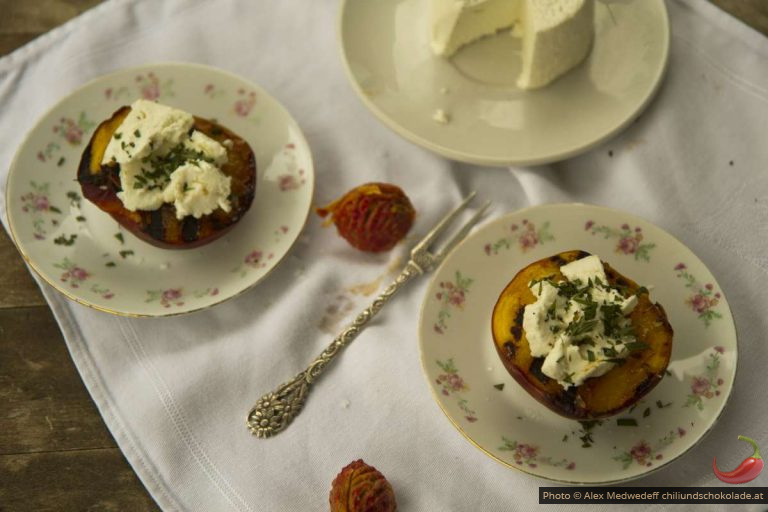 Gegrille Pfirsiche mit Ziegenkäse