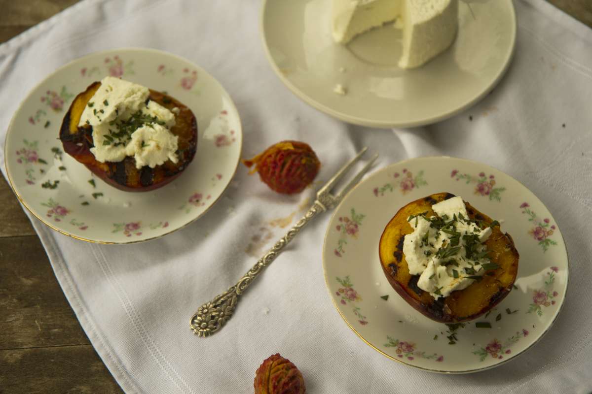 Gegrille Pfirsiche mit Ziegenkäse
