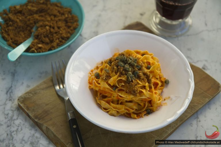 Nudeln mit Paprikasauce und Pangrattato