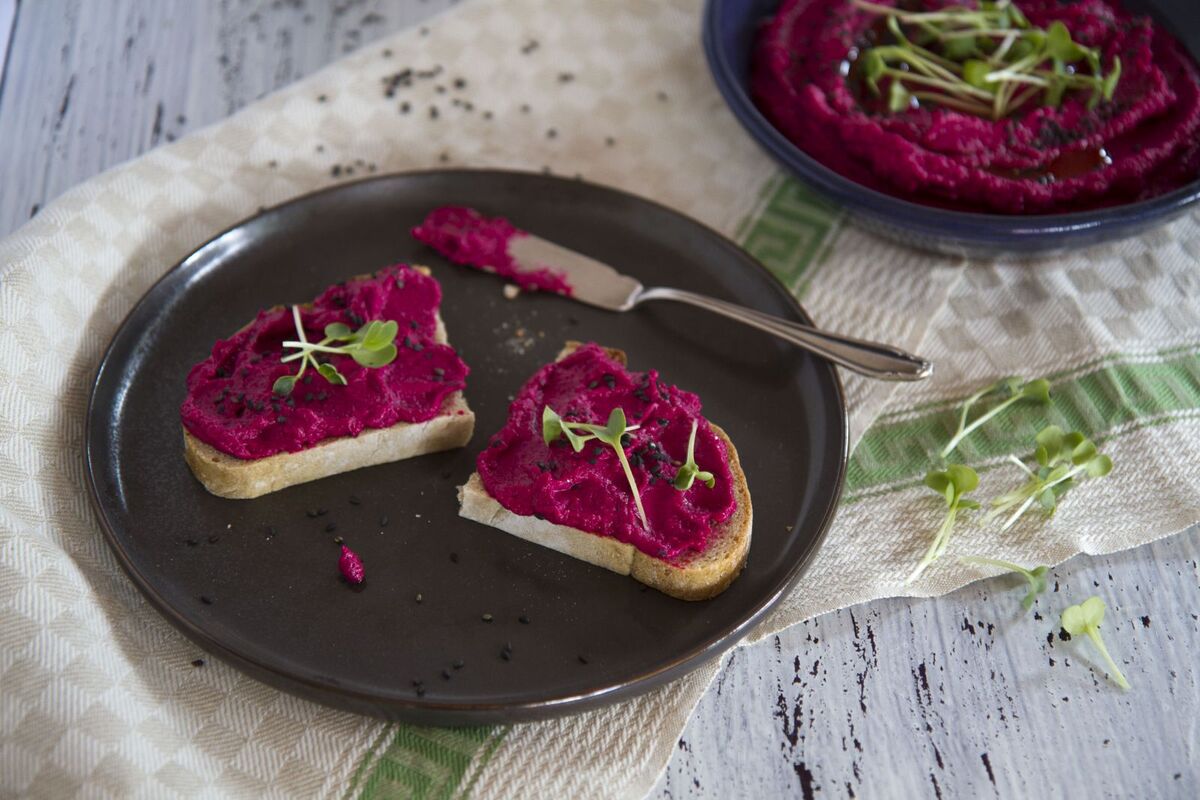 Hummus mit roten Rüben und Kren