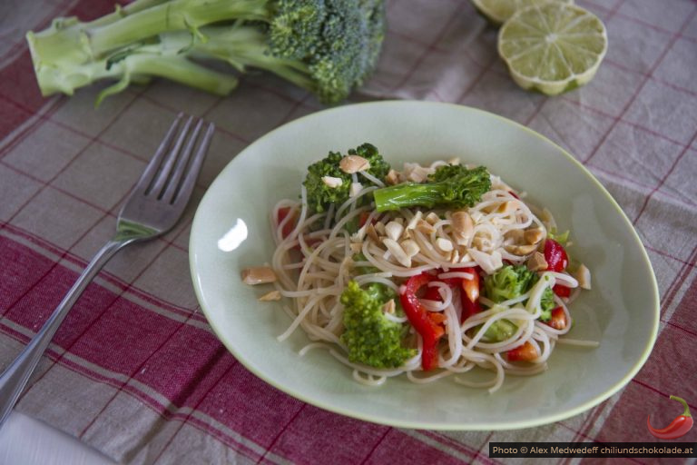 Nudelsalat mit Brokkoli und Paprika