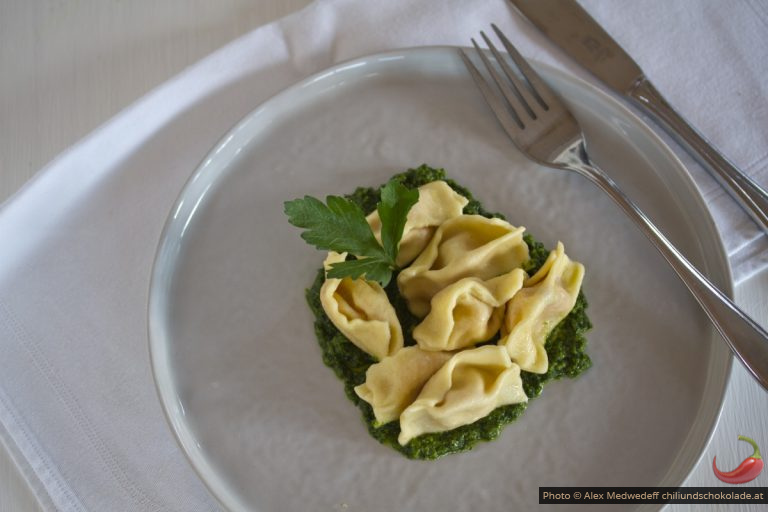 Agnolotti al plin mit gerösteter Paprika