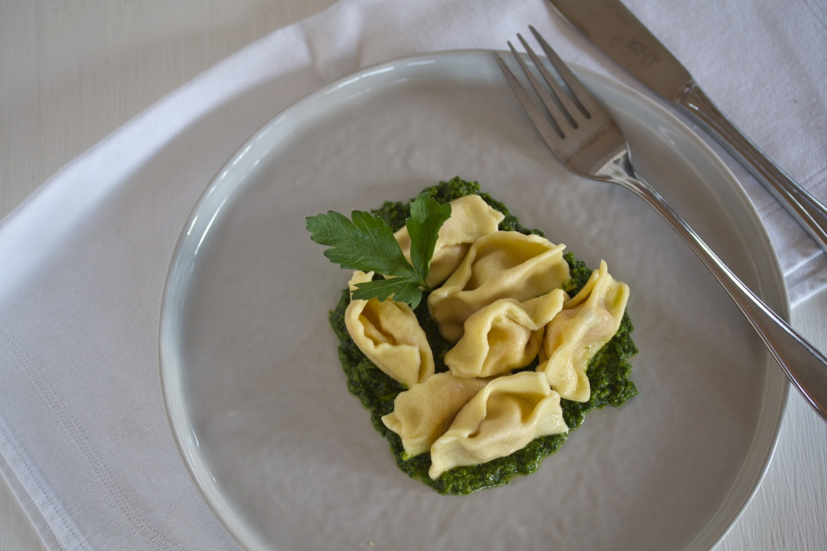 Agnolotti al plin mit gerösteter Paprika