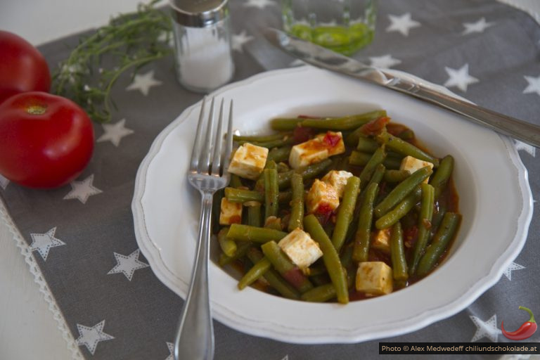 Grüne Bohnen mit Tomatensauce und Feta