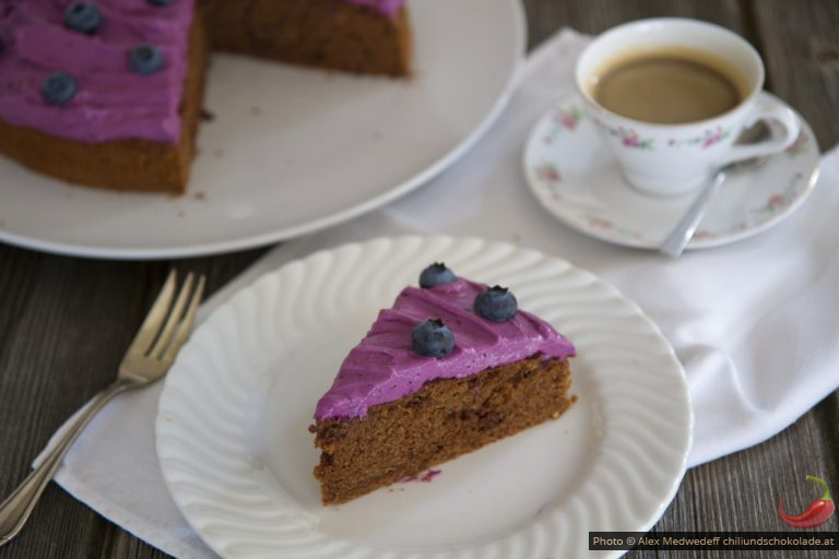 Schoko-Espressotorte mit Heidelbeeren