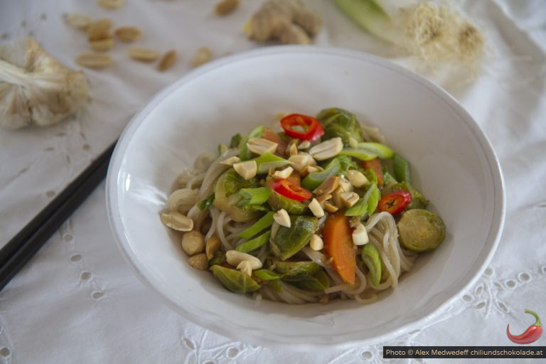 Asiatische Nudeln mit Kohlsprossen