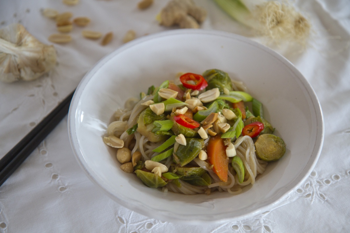 Asiatische Nudeln mit Kohlsprossen