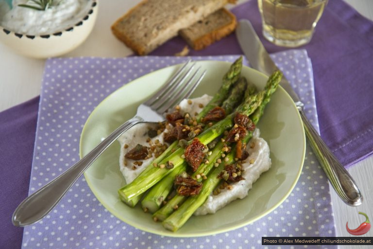 Grüner Spargel mit Fetacreme