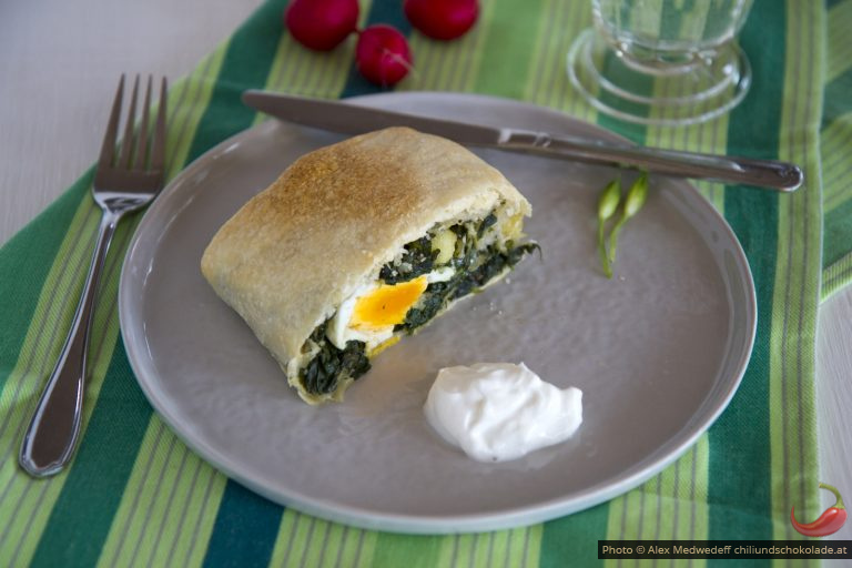Spinat-Bärlauchstrudel mit poschierten Eiern