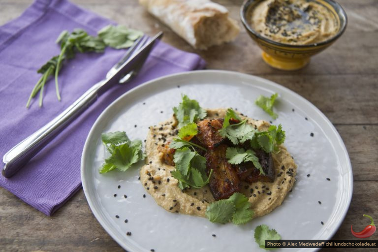 Gebratene Melanzani auf Sesamhummus