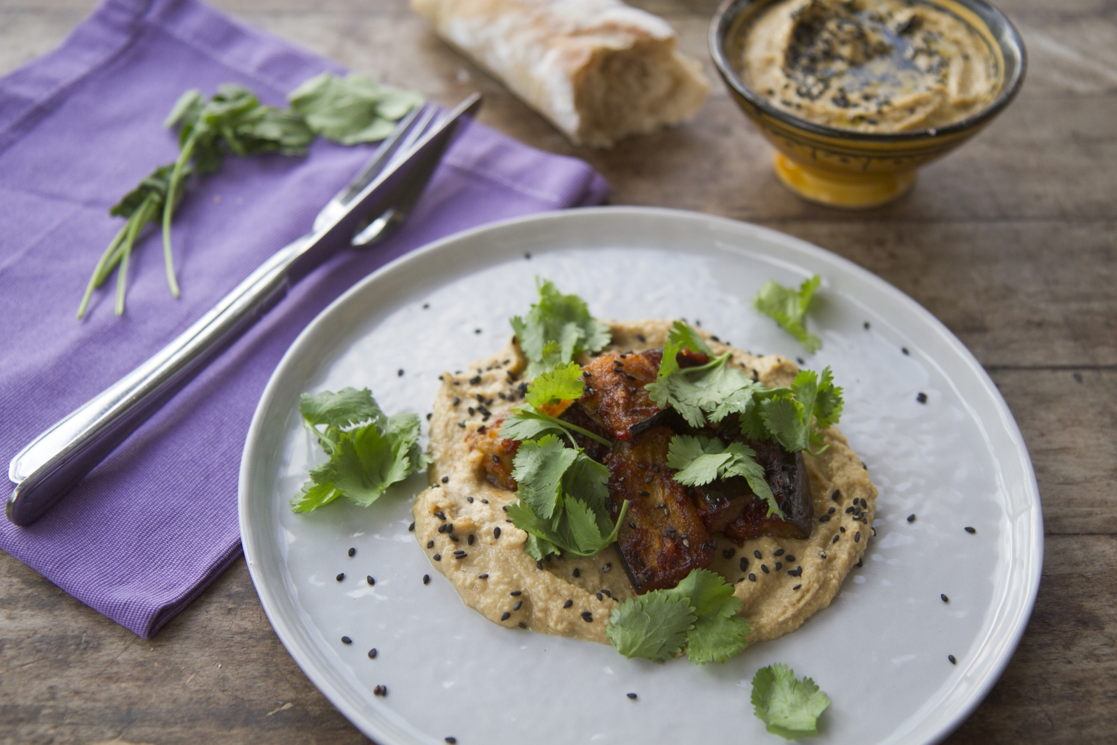 Gebratene Melanzani auf Sesamhummus