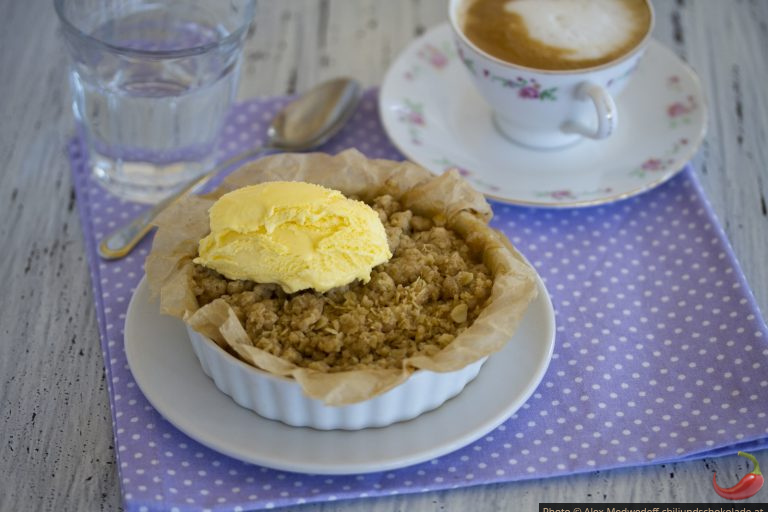 Rhabarbercrumble mit Vanilleeis