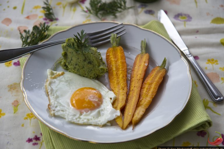Bundkarotten mit grünem Kartoffelpüree