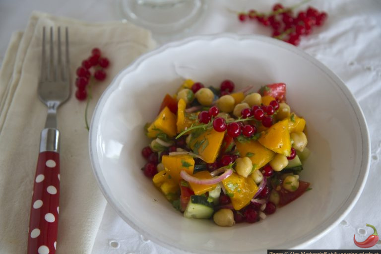 Tomatensalat mit roten Ribiseln