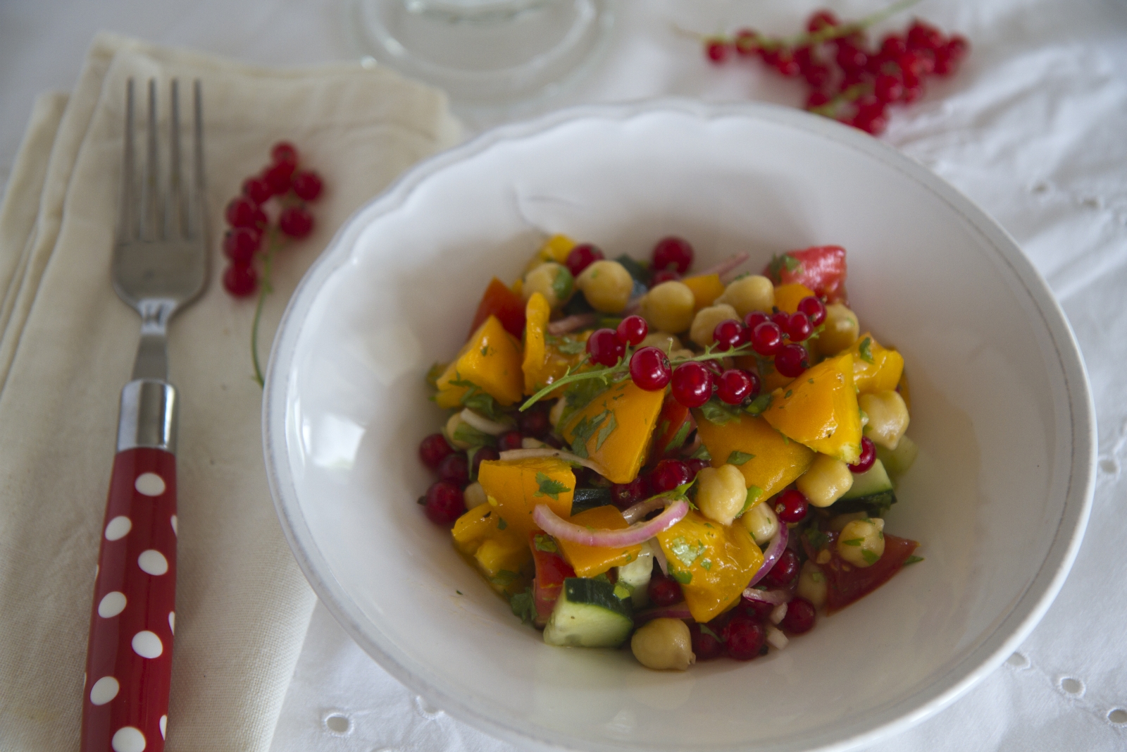 Tomatensalat mit roten Ribiseln