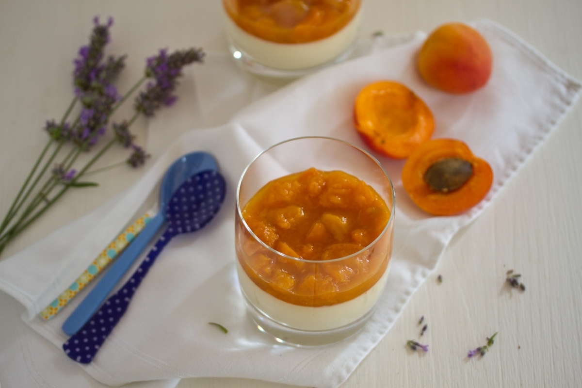 Pannacotta mit Lavendel und Marillenkompott