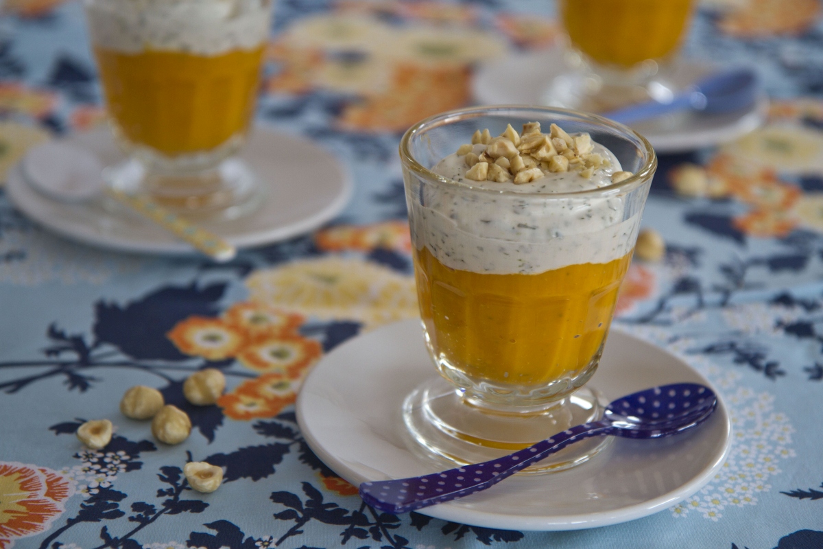 Karottencappuccino mit Kokoshäubchen